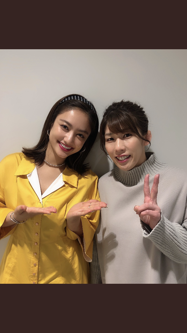 谷まりあ　白のノースリーブ＆エプロン姿で豪快料理　フォロワー驚き「めっちゃうまなってる」
