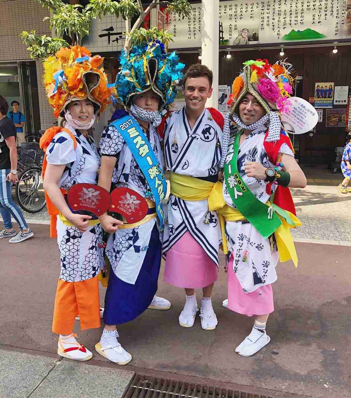 編み物姿が話題の英国選手、ついに「五輪カーディガン」完成! 思い出の「漢字」も刺繍