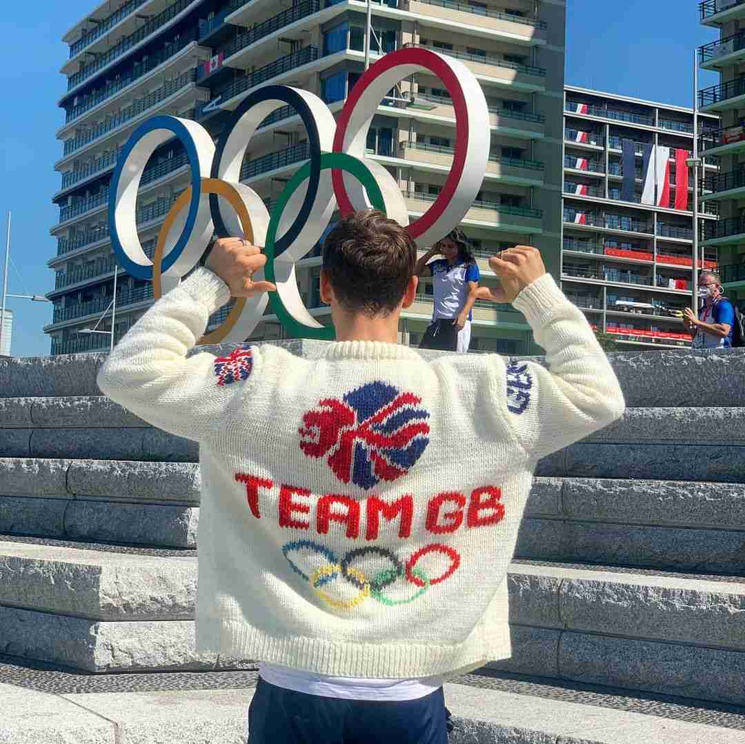 編み物姿が話題の英国選手、ついに「五輪カーディガン」完成! 思い出の「漢字」も刺繍