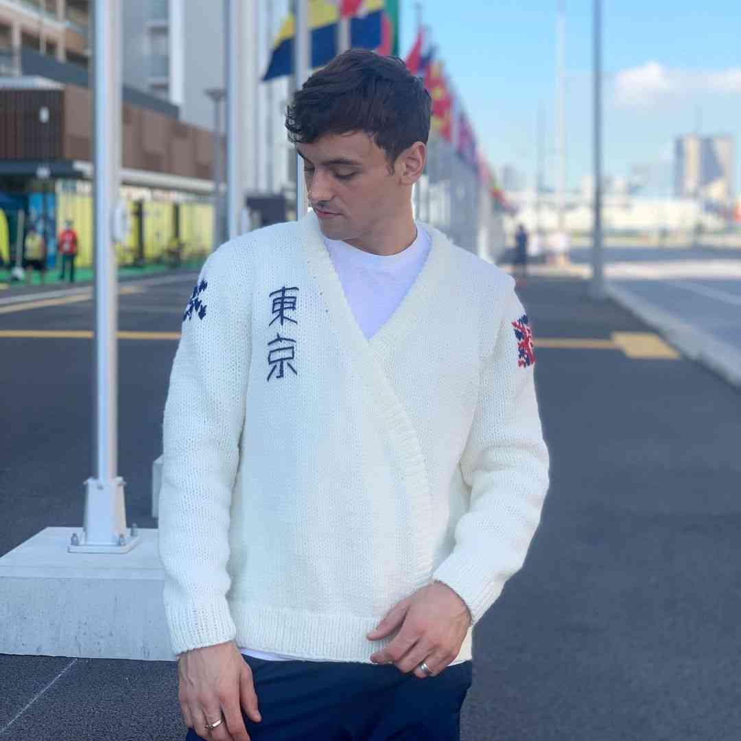 編み物姿が話題の英国選手、ついに「五輪カーディガン」完成! 思い出の「漢字」も刺繍