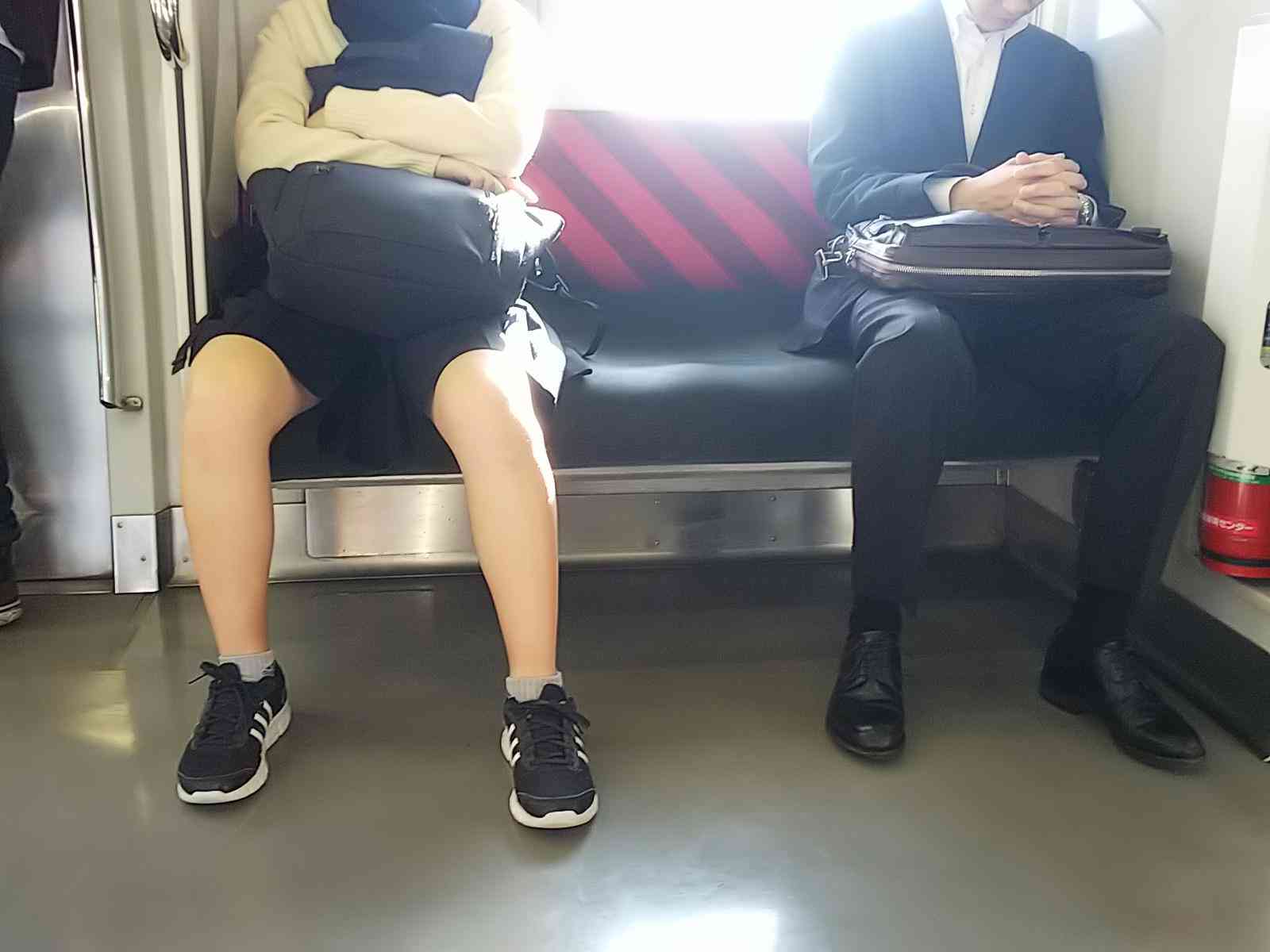 電車で隣の人が脚広げてこちらに干渉してくるのを撃退する方法