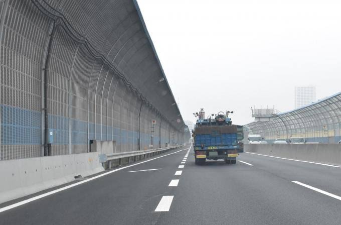 なぜ大型トラックは路駐するのか 後を絶たない追突事故