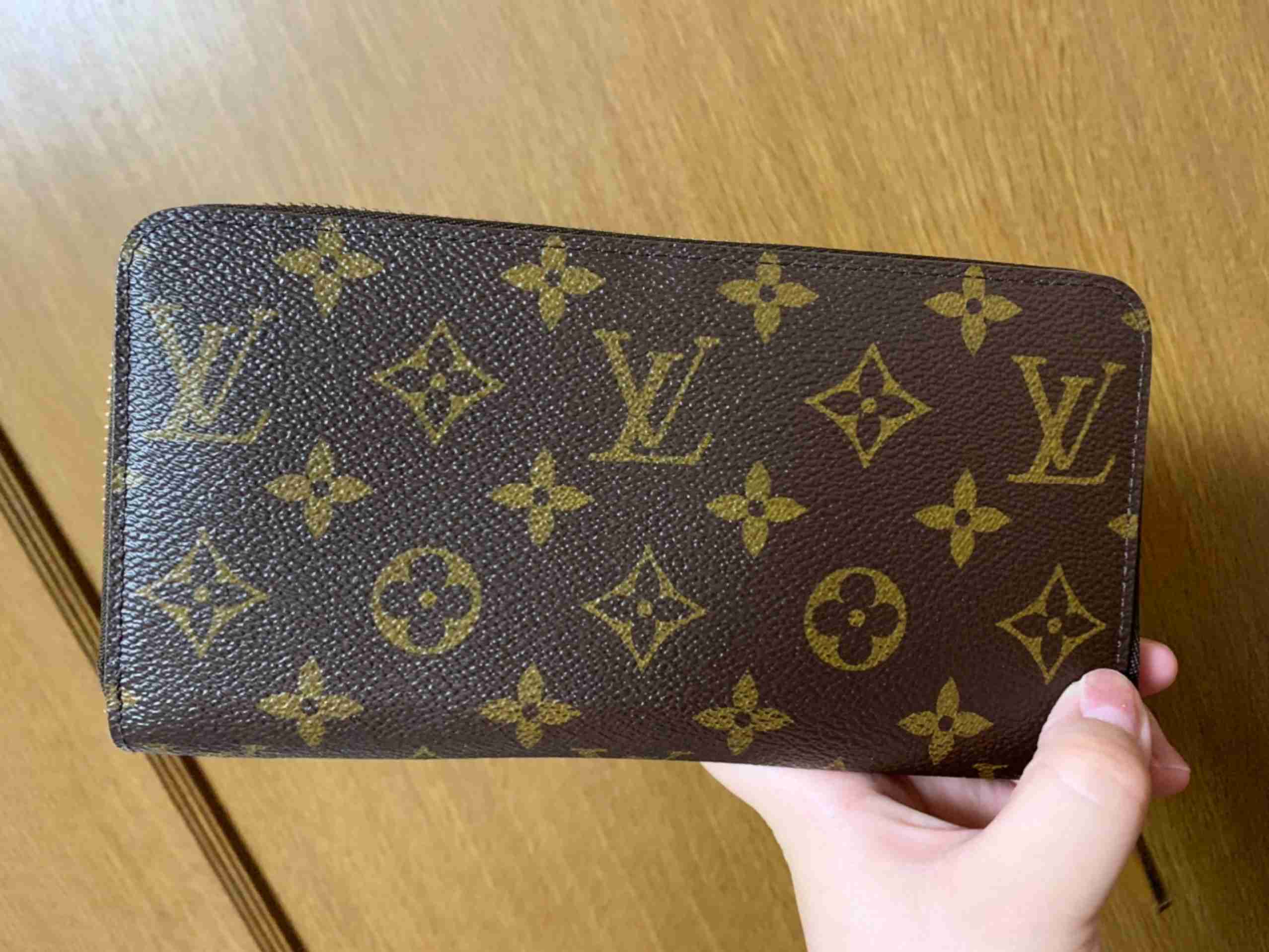 ブランド物バックや財布買う時、流行りの形を買いますか?