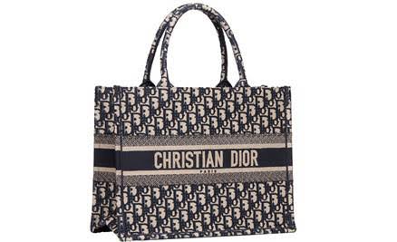 ブランド物バックや財布買う時、流行りの形を買いますか?