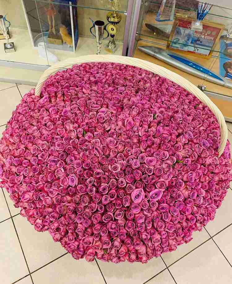 「鈍器レベル…」“108本のバラ花束”制作の花店に驚きの声、「プロポーズの対策伝えることも」