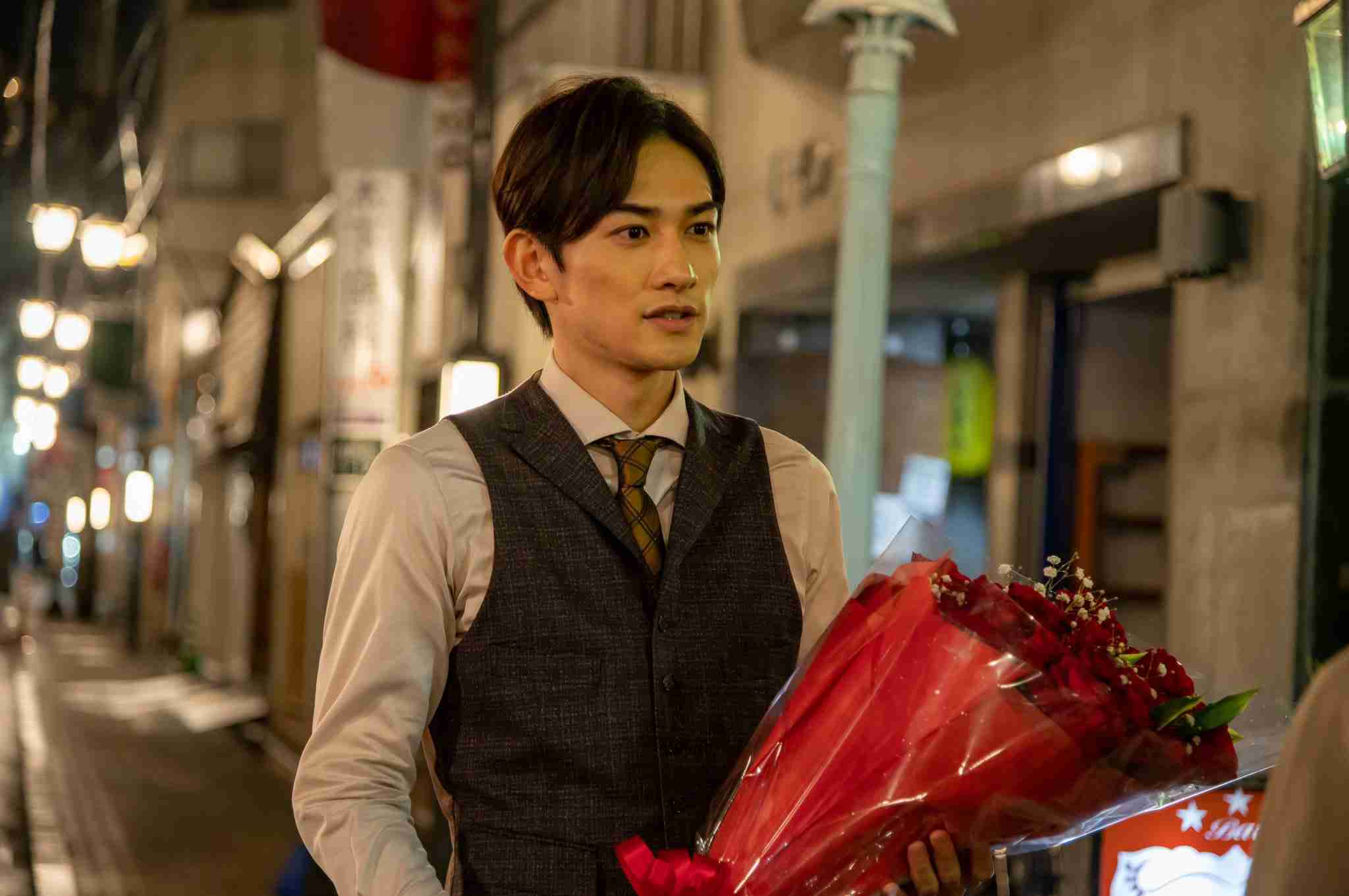 「鈍器レベル…」“108本のバラ花束”制作の花店に驚きの声、「プロポーズの対策伝えることも」