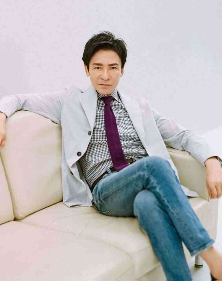 小室哲哉氏、金髪ボブのおしゃれ私服ショットを公開「素敵な笑顔」「かわいい」