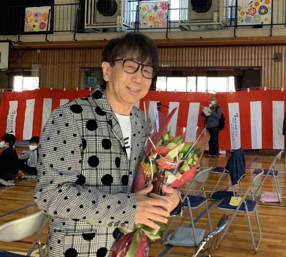 小室哲哉氏、金髪ボブのおしゃれ私服ショットを公開「素敵な笑顔」「かわいい」