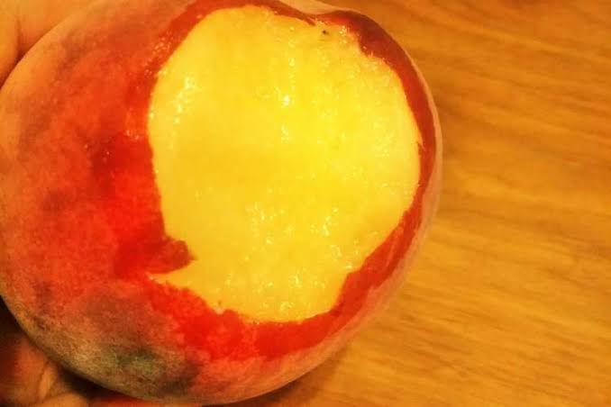 手で洗っちゃダメ！プロが教える「桃」の正しいむき方