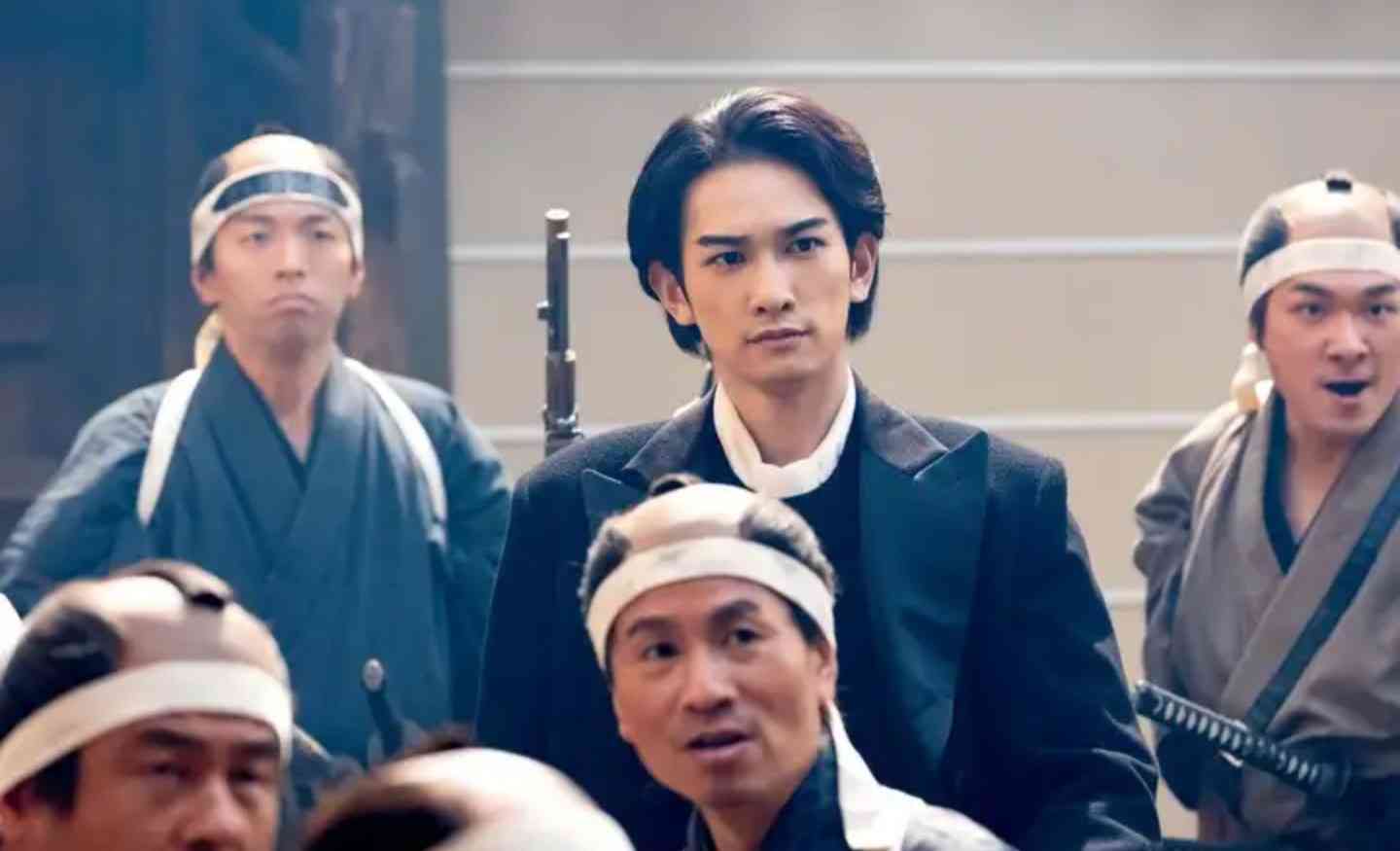 町田啓太、抜群スタイルにファンから絶賛の声「足長い」「かっこよすぎ」