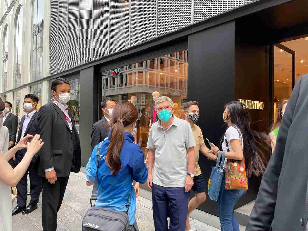 バッハ会長が銀ブラ?通行人に笑顔で手を振る ネットでは「銀座にバッハ会長いて草」