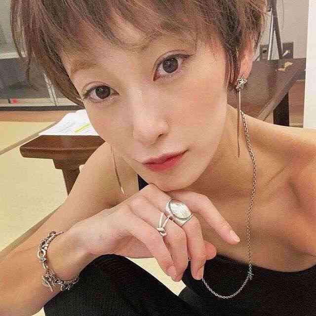 西山茉希、誹謗中傷に美背中披露で対応「スレンダーで素敵」「憶測で物言うの理解出来ない」の声