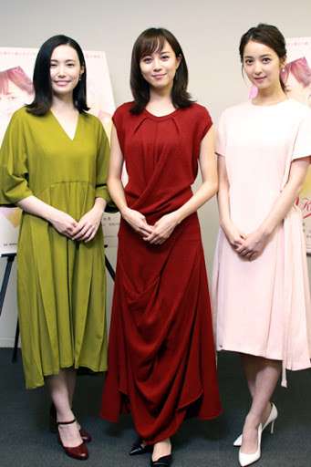 比嘉愛未　「オトナだって…」ブランコ＆滑り台を楽しむ姿にファン「かわいすぎる」「最高かよ」
