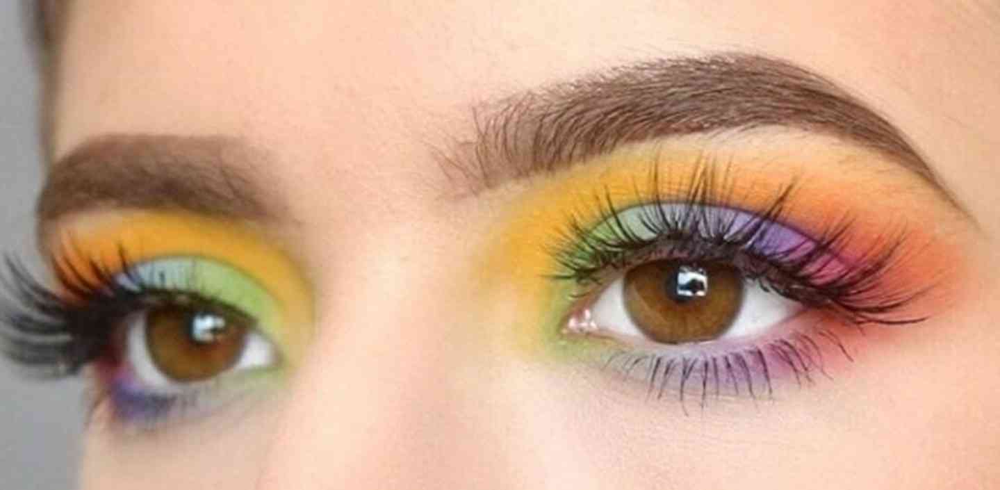 カラフルなアイメイクが見たい！