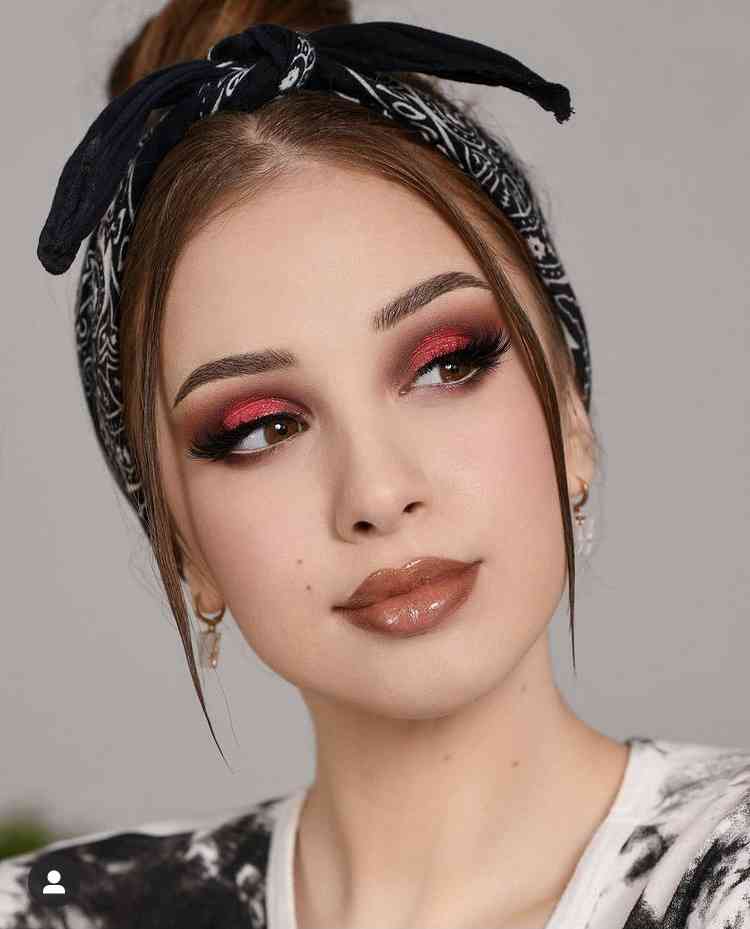 カラフルなアイメイクが見たい！