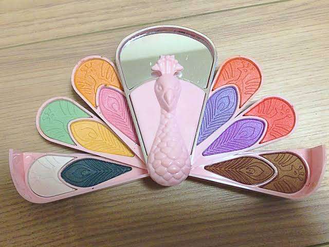 カラフルなアイメイクが見たい！