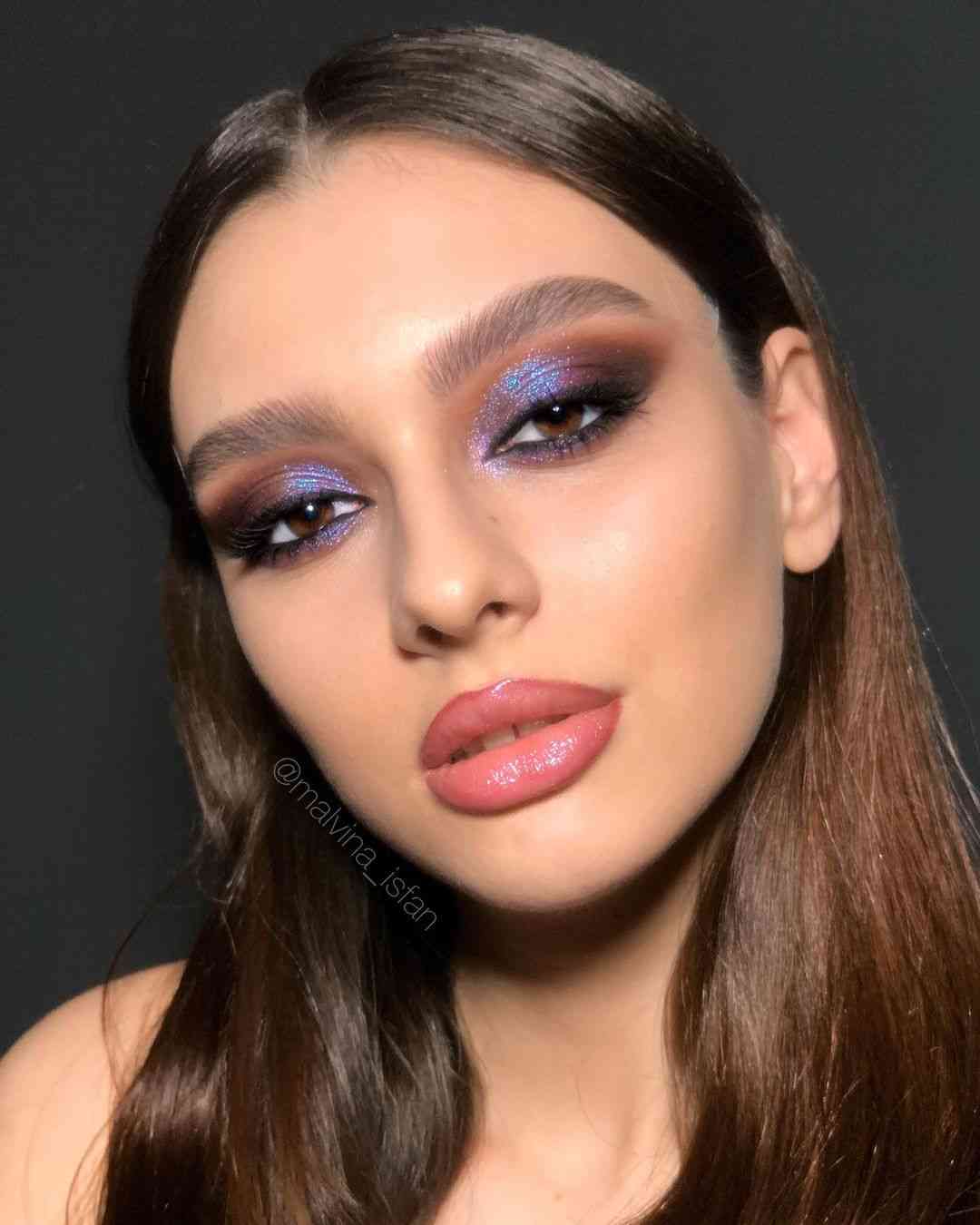 カラフルなアイメイクが見たい！