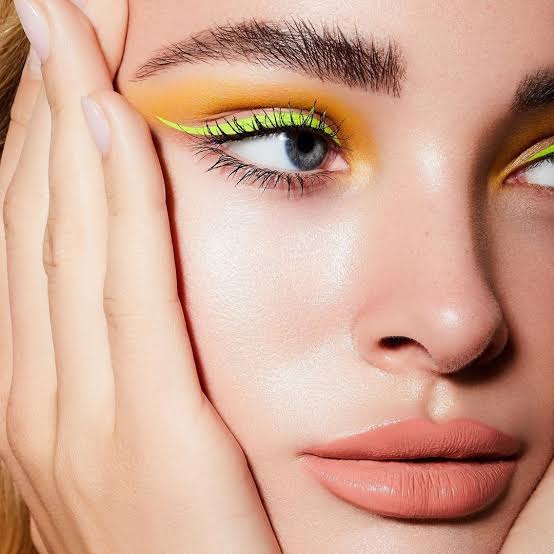 カラフルなアイメイクが見たい！