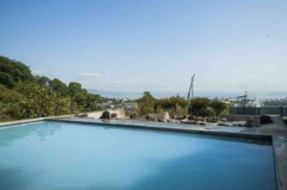 財前直見、大分の自宅ベランダの“露天風呂”公開「素敵すぎる！」「理想的なステイホーム」