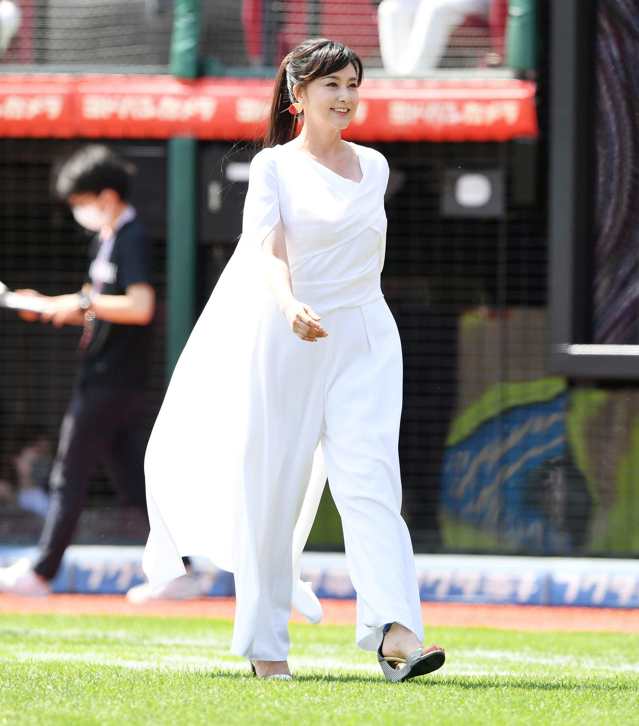 藤原紀香「修正なし」のドレス写真に反響「女神様降臨」「抜群のスタイル」
