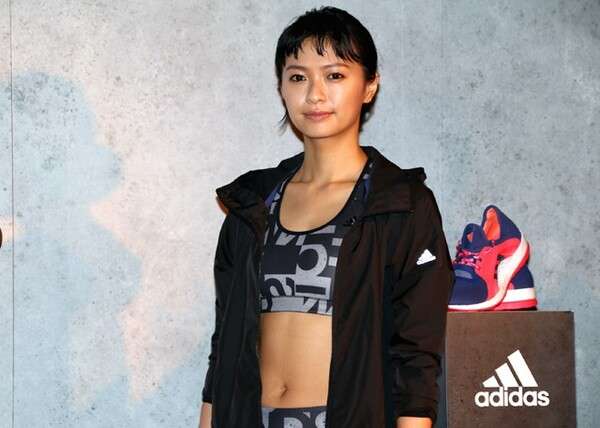 賀来賢人“ドライブデート”ショットに大反響「奥さんが撮ったの？」「これが奈々ちゃん目線」の声