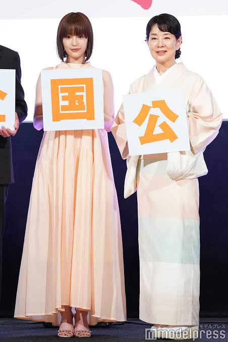 女優の舞台挨拶衣装を貼るトピPart5