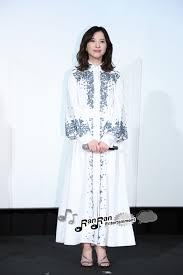 女優の舞台挨拶衣装を貼るトピPart5