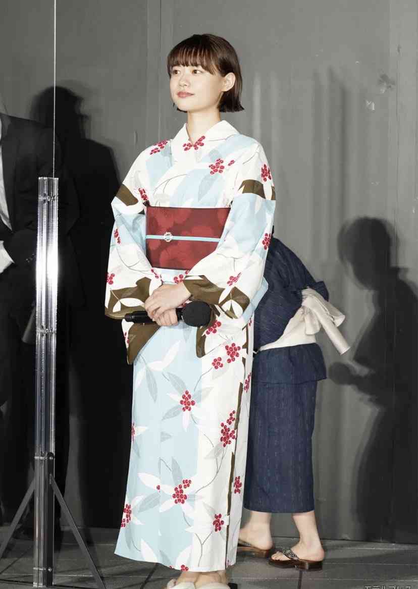 女優の舞台挨拶衣装を貼るトピPart5