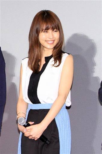 女優の舞台挨拶衣装を貼るトピPart5