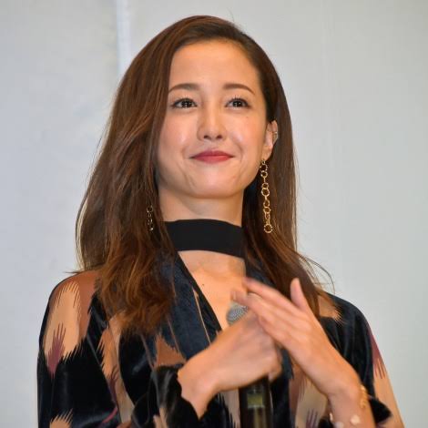 女優の舞台挨拶衣装を貼るトピPart5