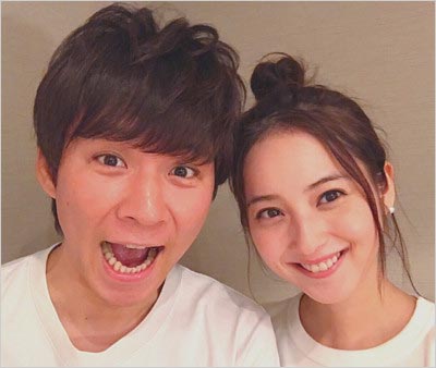 佐々木希　デコ出しメガネ姿に「別人みたい」「雰囲気いつもと違う」の声