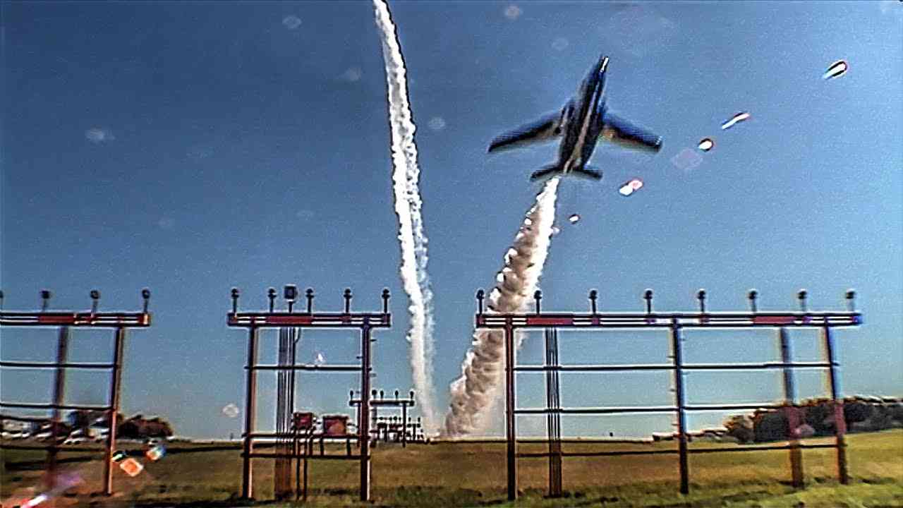 低空で不適正使用のブルーインパルスのスモーク染料、車数百台に付着か…パイロット「喜んでもらいたかった」