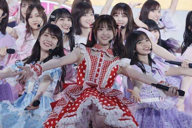 松村沙友理『CanCam』モデル卒業 “卒コン”ドレスで表紙&憧れのエビちゃんと対談