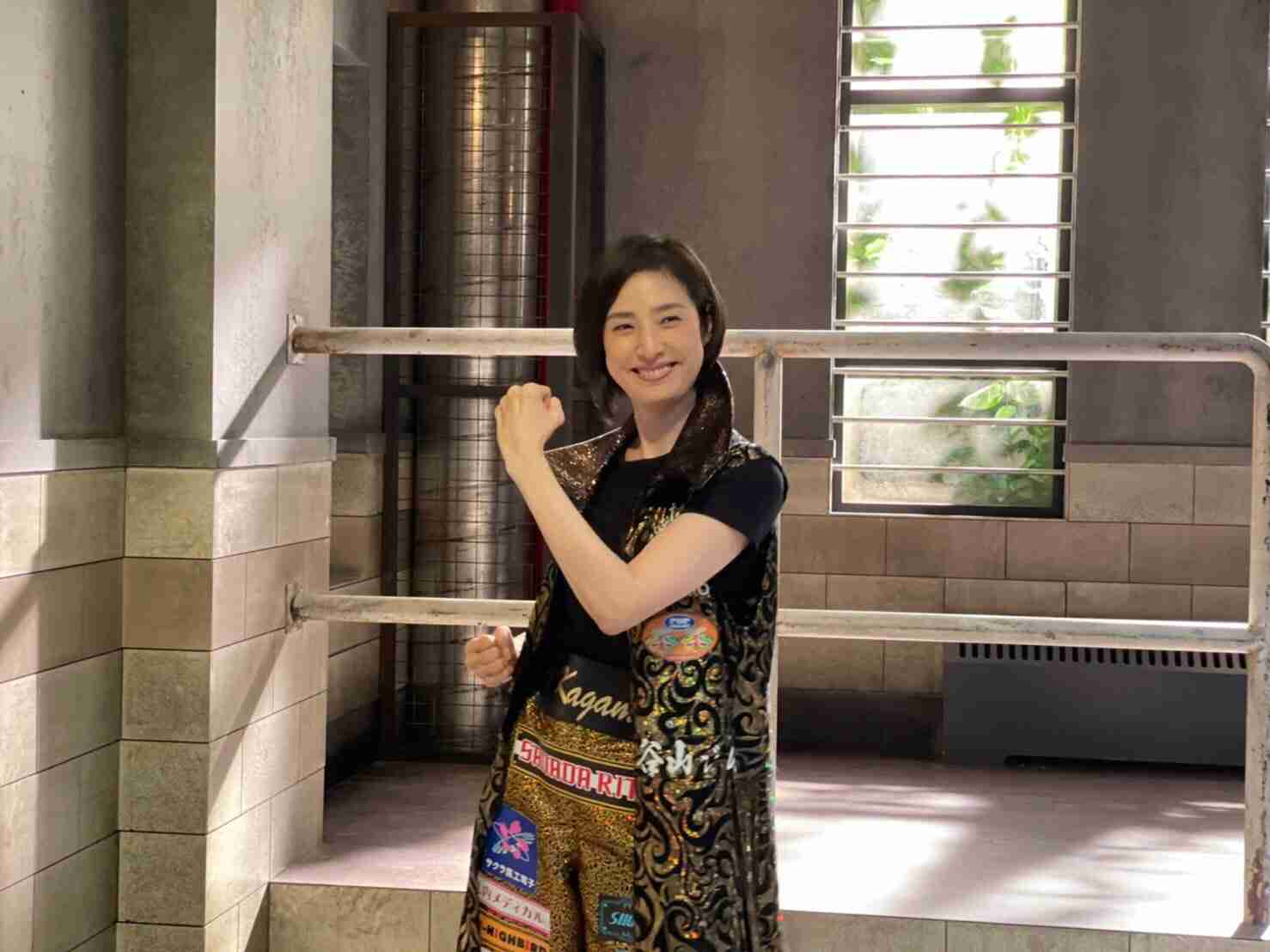 天海祐希、54歳誕生日サプライズ祝福に大喜び「本当に幸せ」