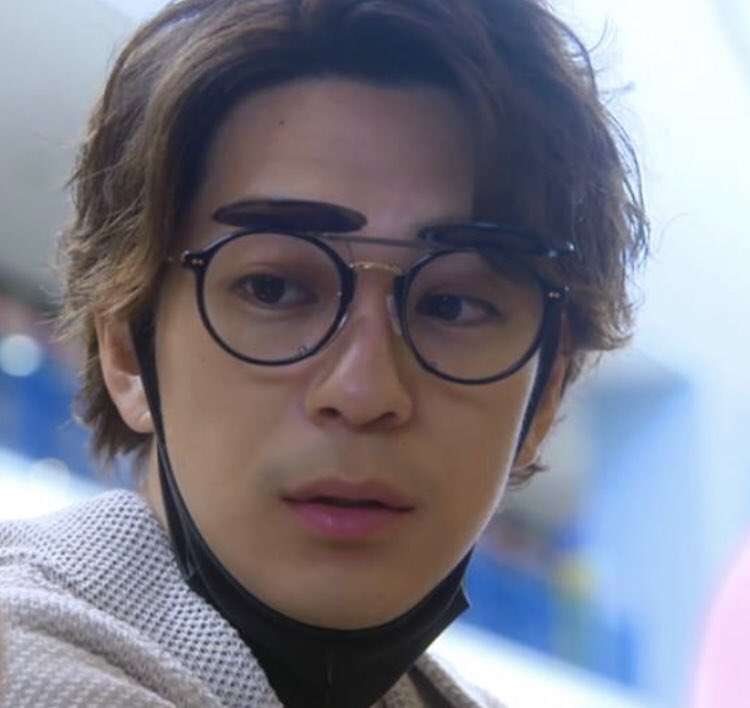 吉田鋼太郎 62歳の新米パパぶりを目撃！“犬の散歩係” も兼務し、22歳年下妻支える