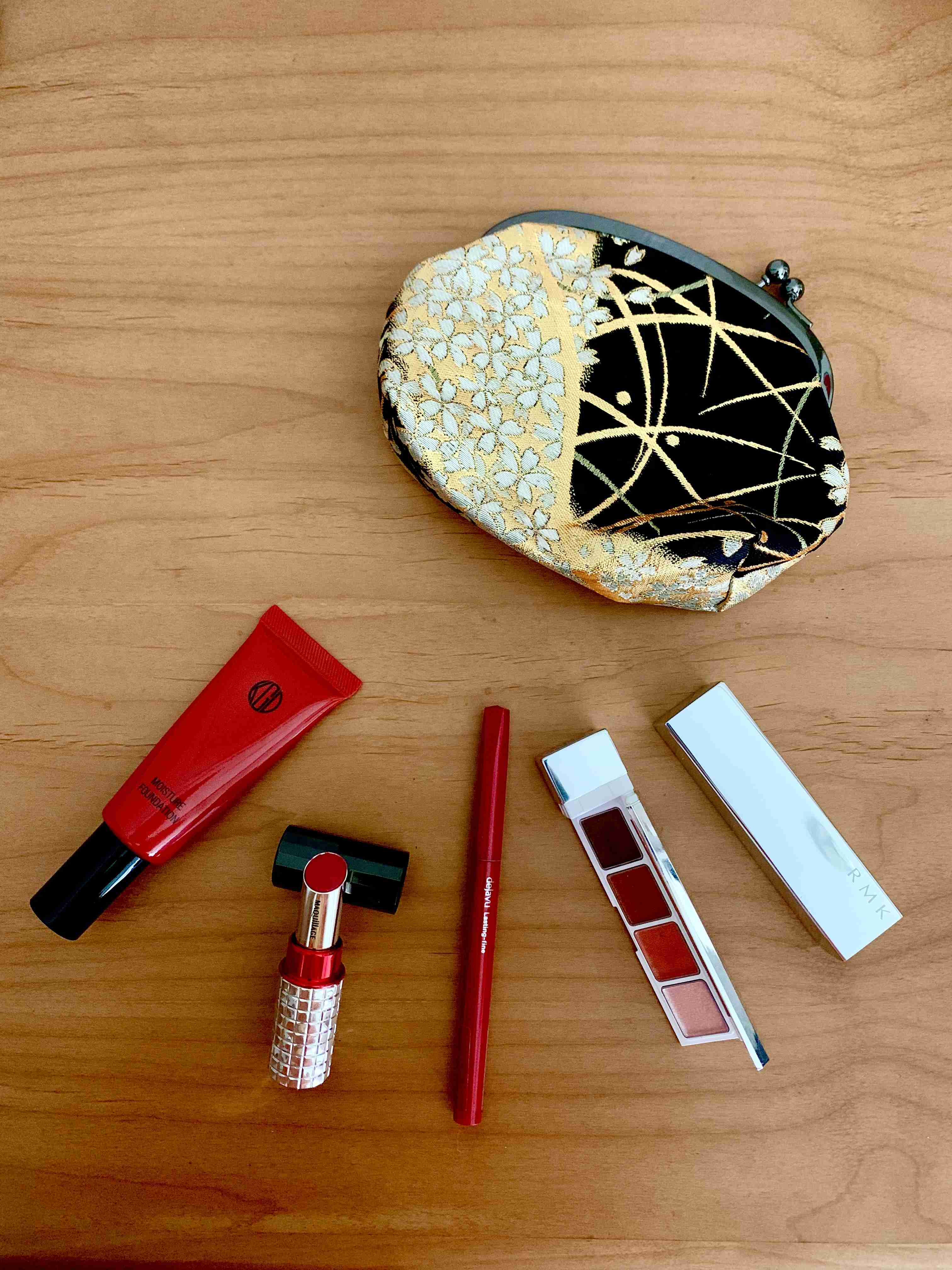 ポーチの中身見せて下さい！