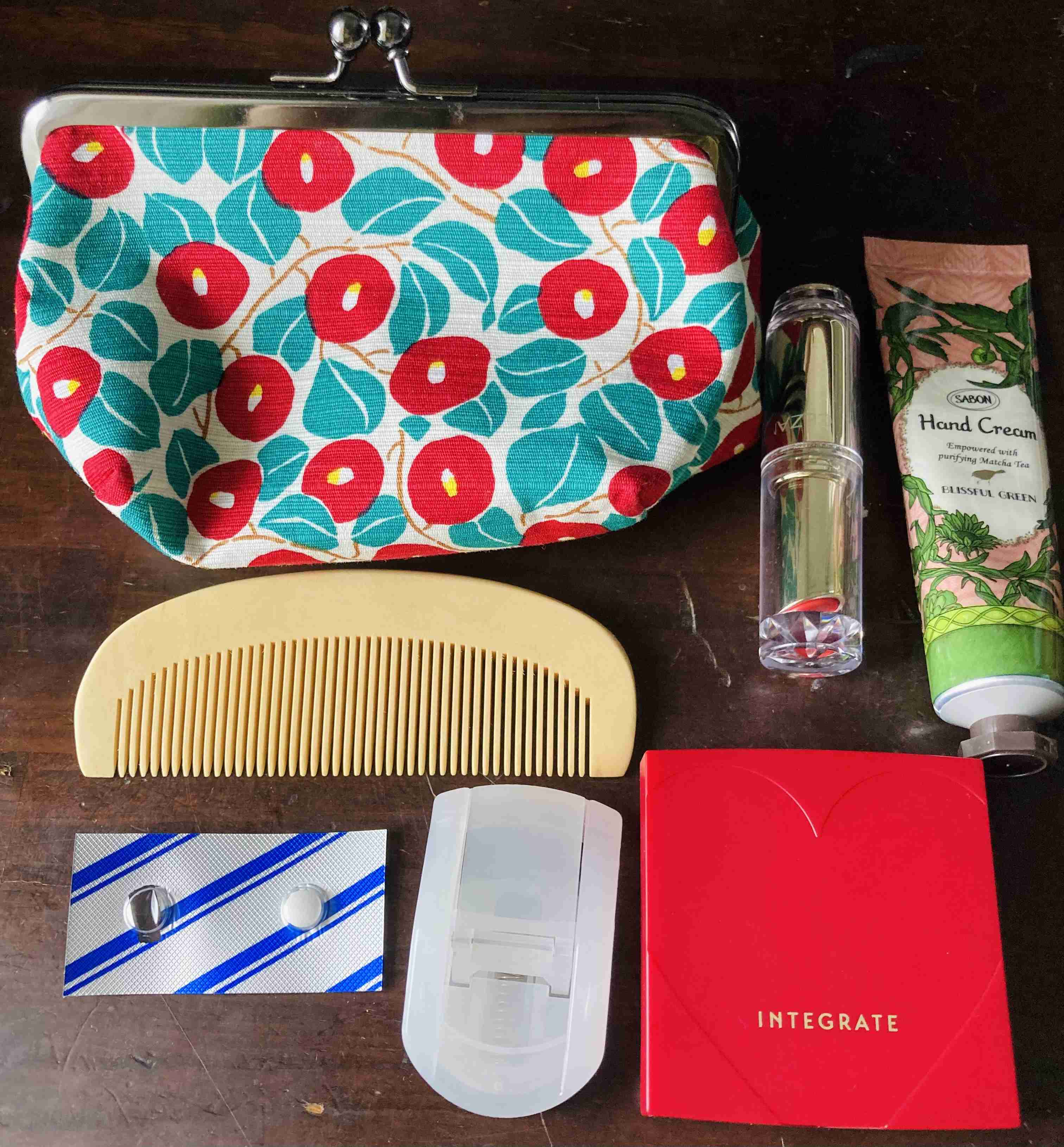 ポーチの中身見せて下さい！