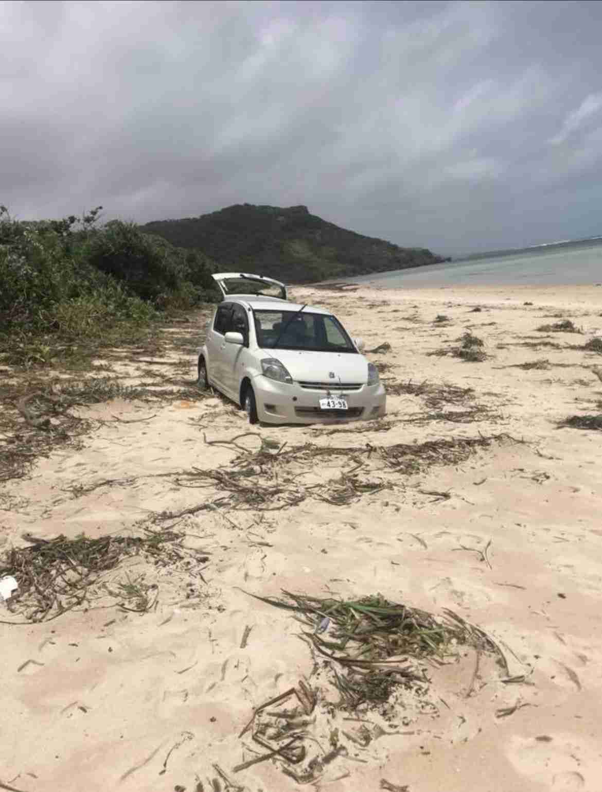 オープンカーが海で爆発・炎上…干潟に侵入し立ち往生 沖縄