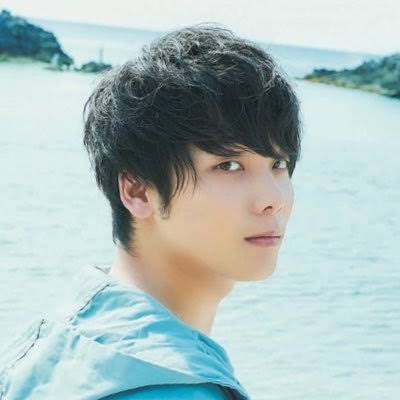 目が死んでると言われる