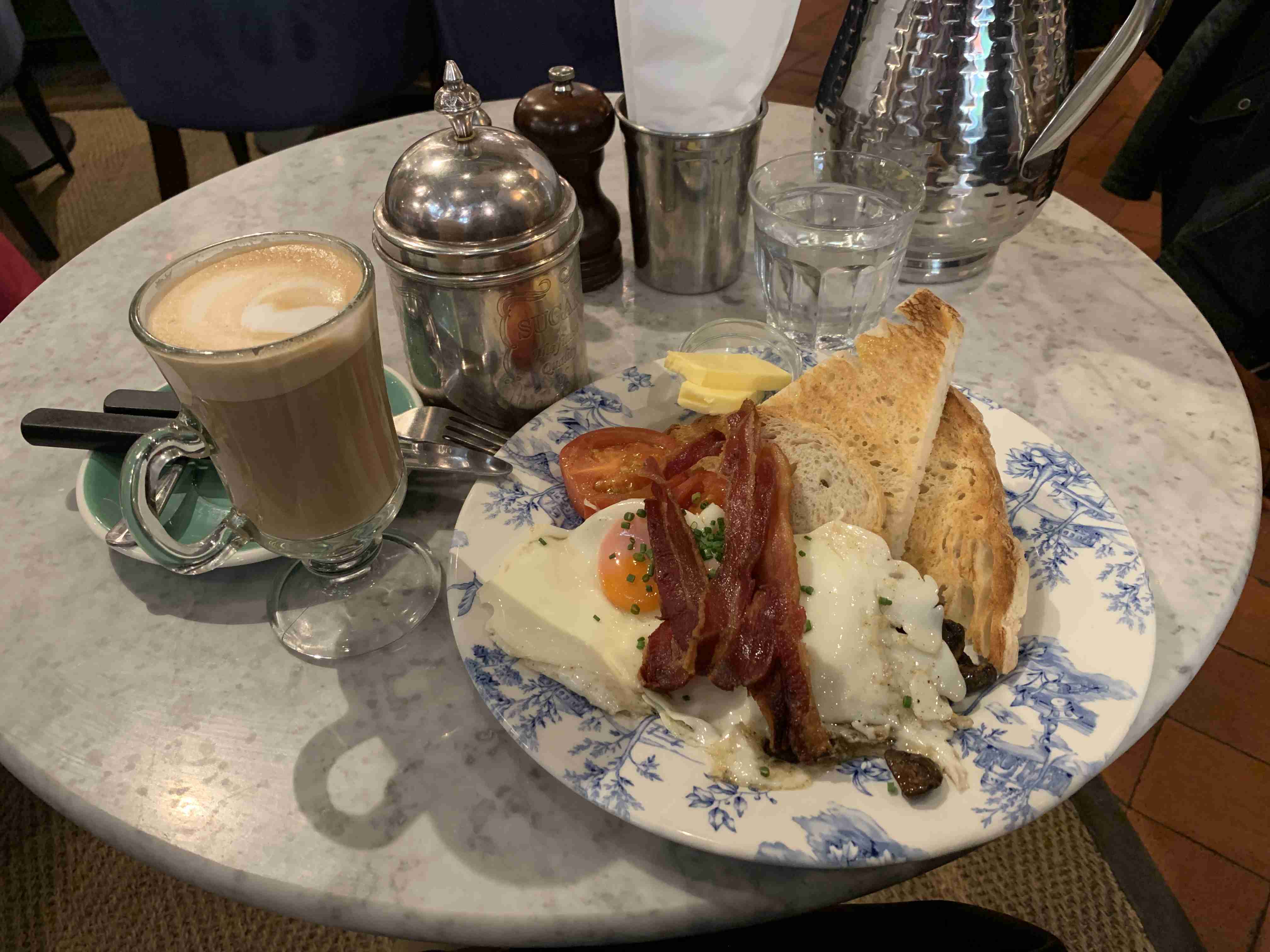 旅行中に撮った食べ物の写真を貼るトピ