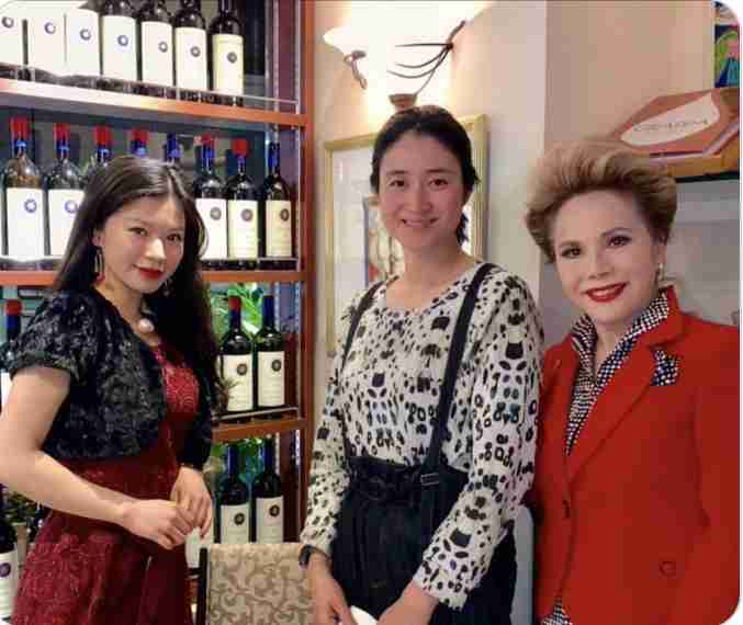 デヴィ夫人の“同居人” 口笛奏者の加藤万里奈、大学卒業＆歌手デビューを報告