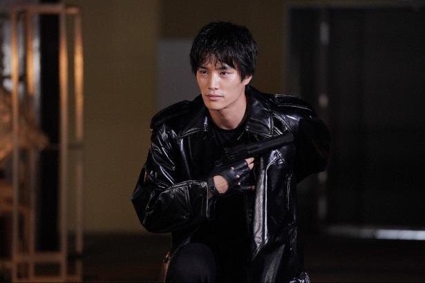 鈴木伸之、金髪×眉上前髪イメチェン「前髪なにかわいい」「まさかの金髪やばい」
