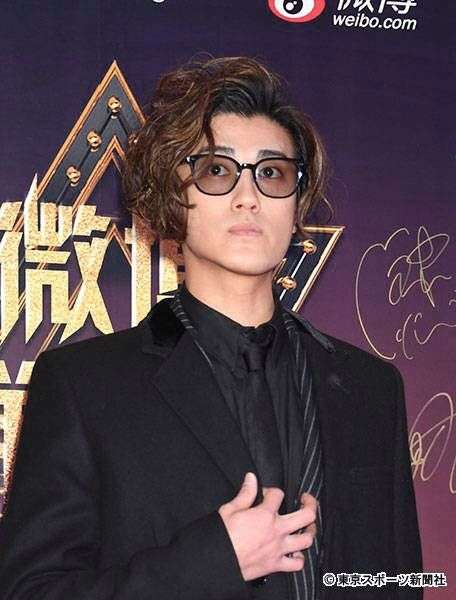 赤西仁 “一番身近な”M・A・Cとコラボ メインルックを公開