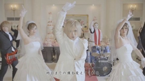 ゴールデンボンバー鬼龍院翔が結婚発表