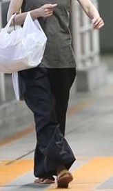 前田敦子 客も思わず振り返る!モノトーンおしゃれコーデで庶民派買い出し姿