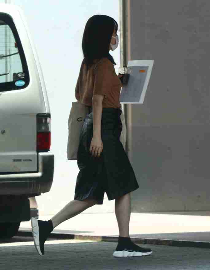 前田敦子 客も思わず振り返る!モノトーンおしゃれコーデで庶民派買い出し姿