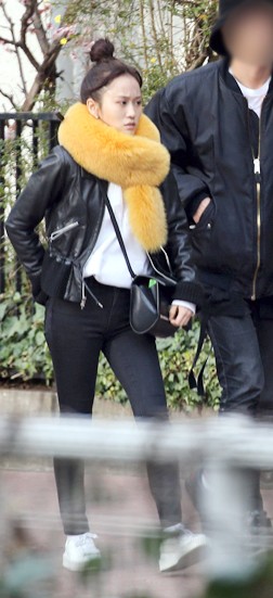 前田敦子 客も思わず振り返る!モノトーンおしゃれコーデで庶民派買い出し姿