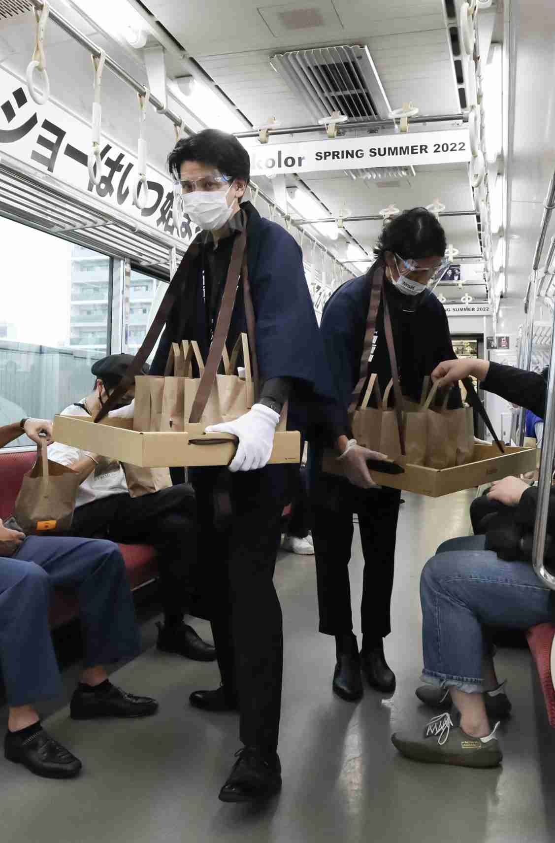 電車とホームで初のファッションショー　「カラー」が京急車両をジャック