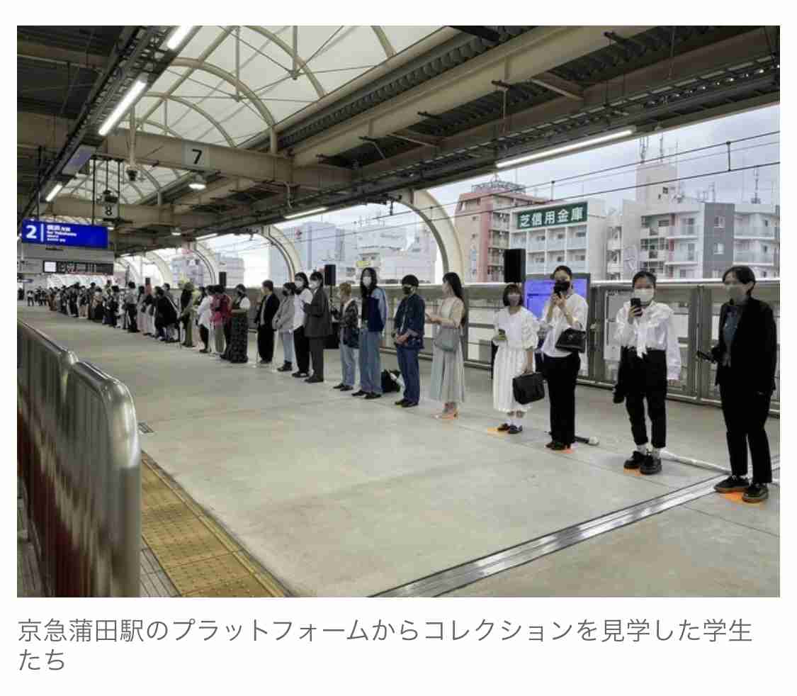 電車とホームで初のファッションショー　「カラー」が京急車両をジャック