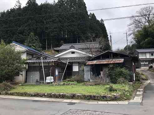 村八分されたと提訴 「あいさつ無視、ごみ回収されず」